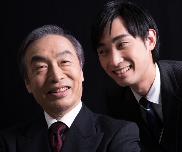 耳打ちする男性